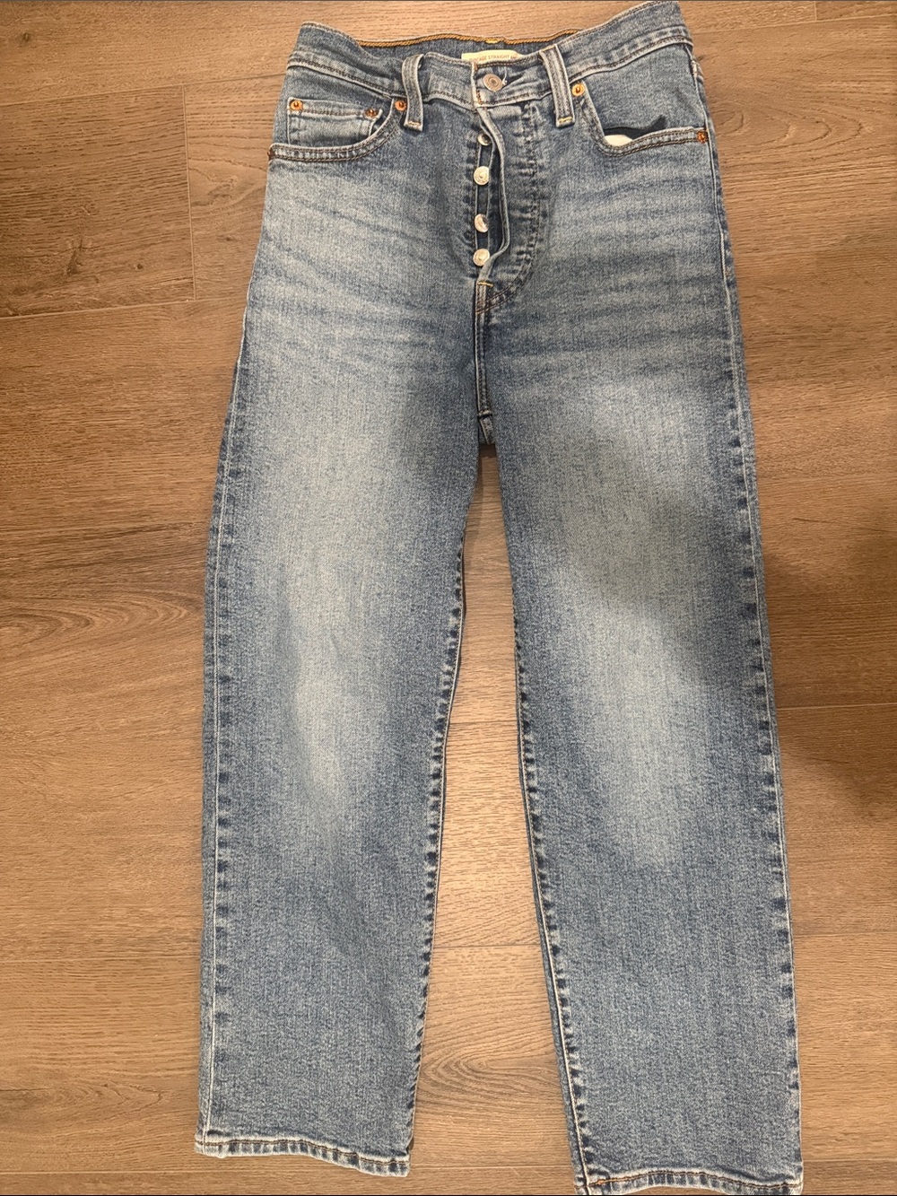 Womenโs Straight Light Blue Button-Fly Jeans
